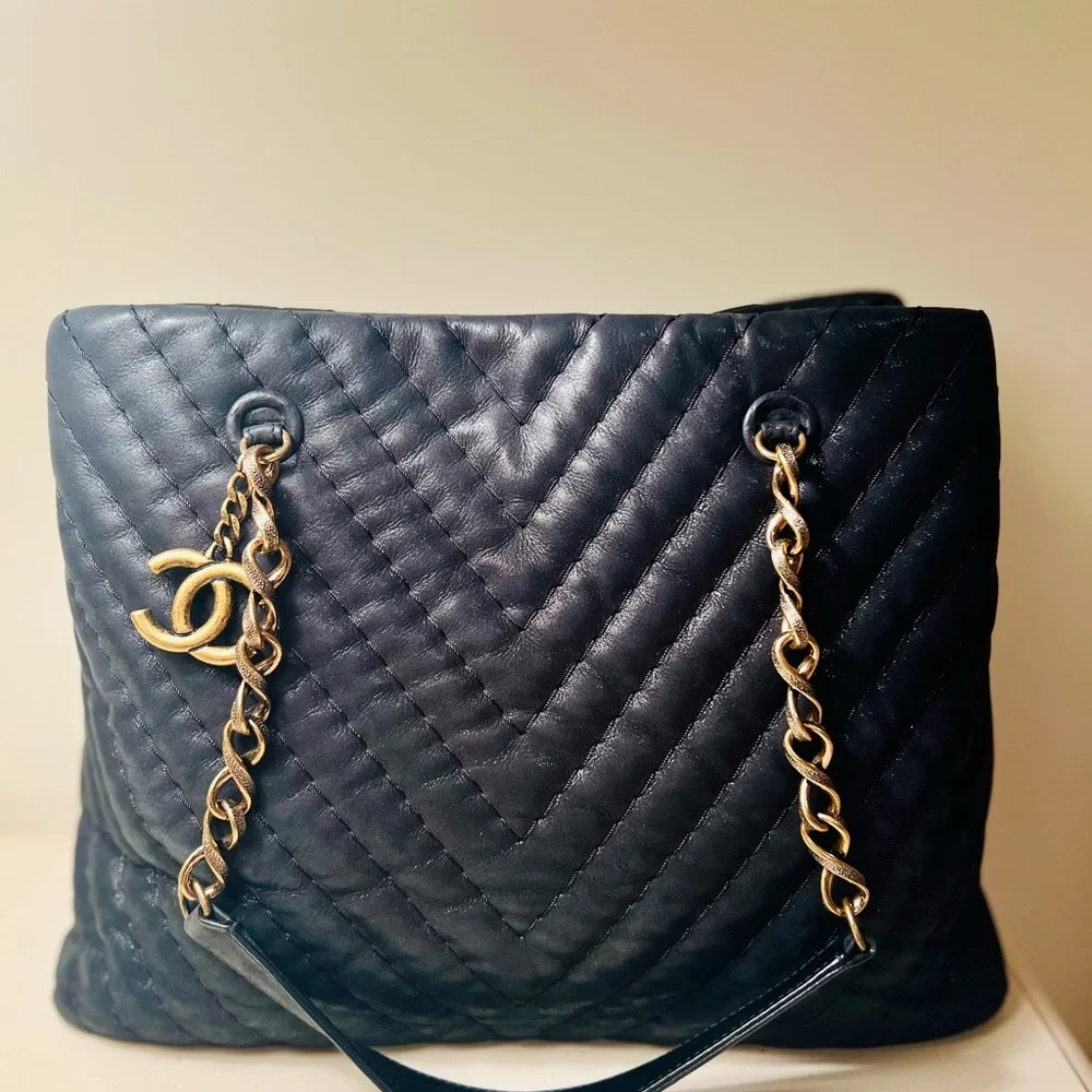 Chanel Tote Surpique CC Charm Large Chevron Iridescent Black - Picture 5 of 13